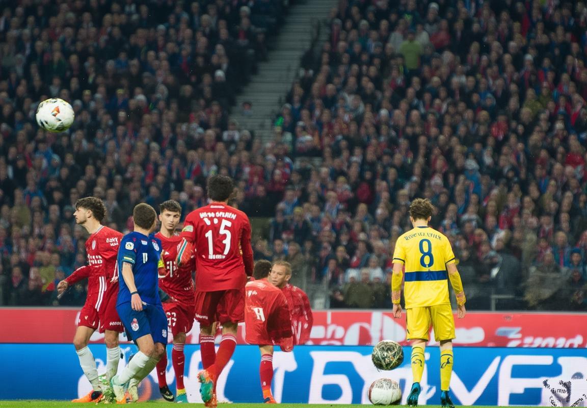 在这个充满激情与挑战的时代，体育赛事不仅是运动员们展现自我的舞台，更是观众们感受热血与荣耀的盛宴。7直播全程报道精彩赛事，见证运动员的拼搏与荣耀，旨在通过生动的直播和专业的解说，让每一位观众都能身临其境，感受到赛事的紧张与激烈。本文将从赛事直播的技术支持、运动员的精神风貌、观众的参与感以及赛事的社会影响四个方面进行详细阐述，展现7直播在体育赛事报道中的独特魅力与价值。